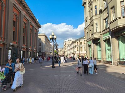 Пешеходная улица Арбат у театра Вахтангова