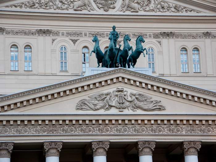 Квадрига Аполлона на здании Большого театра в Москве