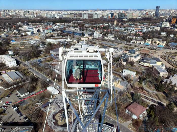 Кабинка «Солнце Москвы» с видом на ВДНХ