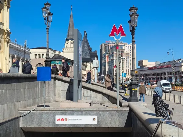 Вход номер 7 на станцию метро Комсомольская в Москве