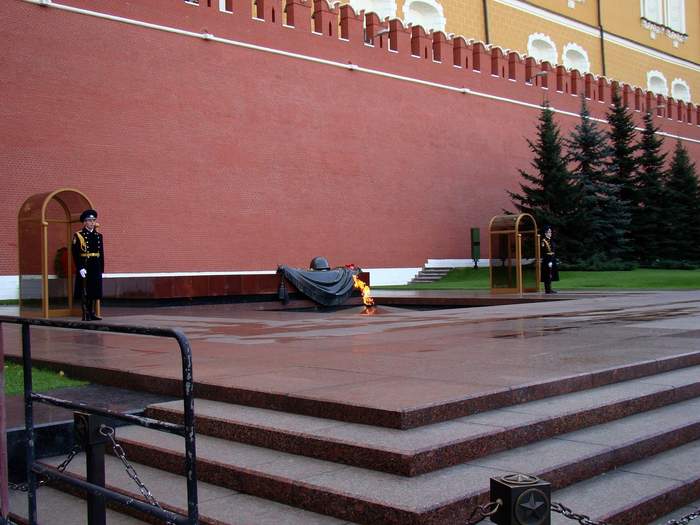 Вечный огонь и Могила неизвестного солдата в Александровском саду