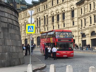 Автобус Hop-On Hop-Off рядом с ГУМом в Москве
