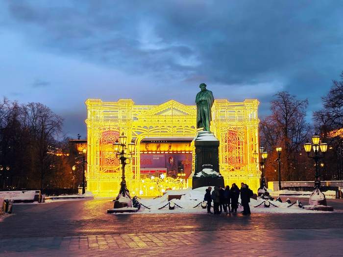 Светящаяся арка на Пушкинской площади в Москве