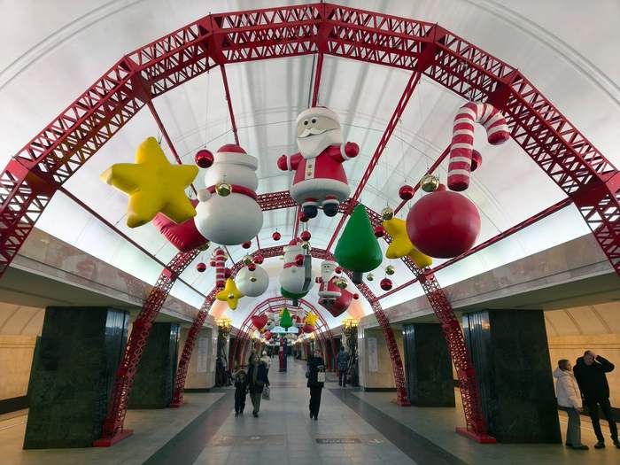 Метро Трубная с новогодними украшениями