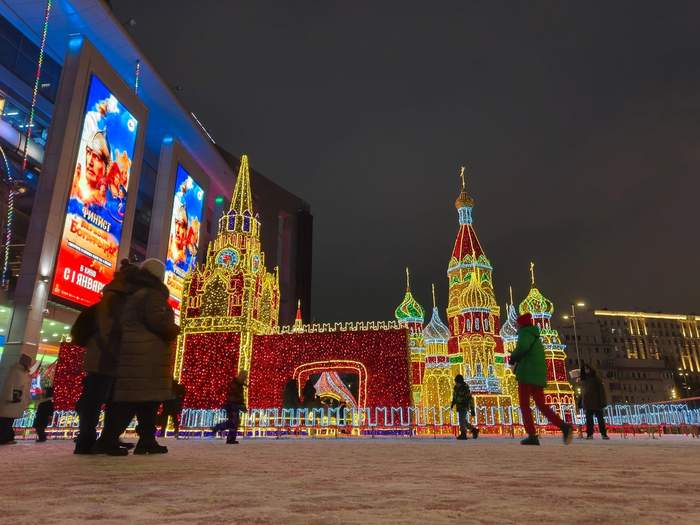Новогодняя световая инсталляция Кремль и храм Василия Блаженного