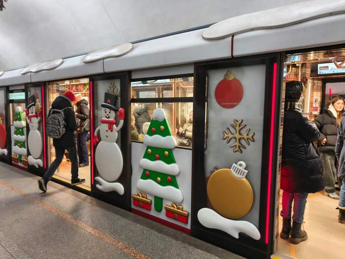 Новогодний поезд в московском метро