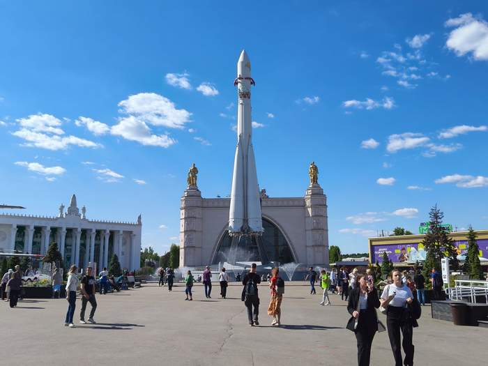 Ракета Восток и павильон Космос на ВДНХ